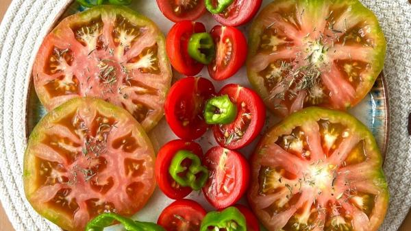 Los chefs coinciden: “La ensalada mejora si utilizas un tomate maduro, carnoso y de temporada, no uno elegido solo por su firmeza” - Corazón de buey, tomate rosa o Raf: estas son algunas de las mejores opciones para una ensalada