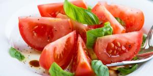 Los chefs coinciden: “La ensalada mejora si utilizas un tomate maduro, carnoso y de temporada, no uno elegido solo por su firmeza”