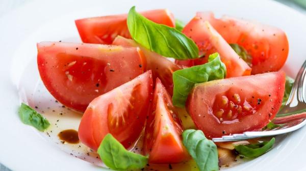 Los chefs coinciden: “La ensalada mejora si utilizas un tomate maduro, carnoso y de temporada, no uno elegido solo por su firmeza”