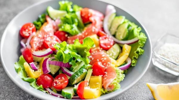 Los chefs coinciden: “La ensalada mejora si utilizas un tomate maduro, carnoso y de temporada, no uno elegido solo por su firmeza” - Los trucos para que el tomate de la ensalada conserve toda su textura y sabor