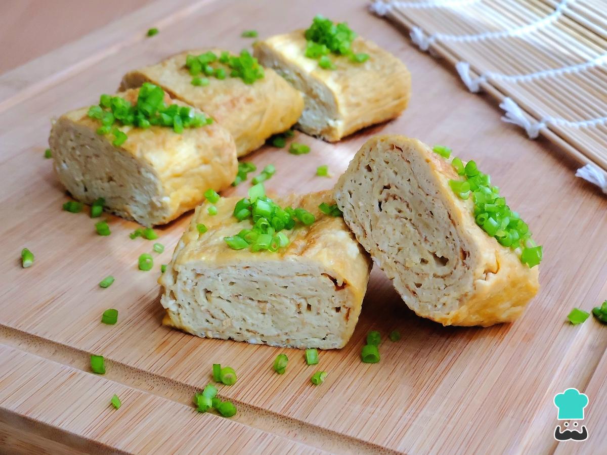 Receta de Tamagoyaki o tortilla japonesa enrollada