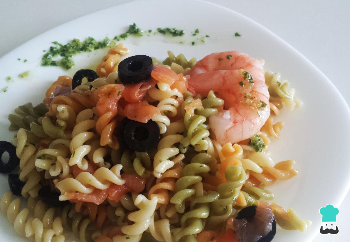 Receta de Ensalada de pasta con salmón ahumado y gambas