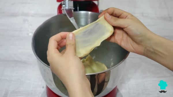 Receta de Coca de San Juan con cabello de ángel: la versión tradicional con un relleno dulce y jugoso - Paso 4