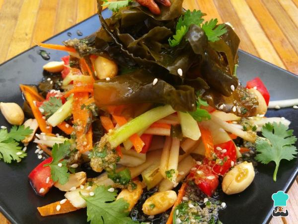 Receta de Ensalada tailandesa de papaya verde - Con alga kombu