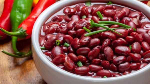 Carlos Gómez, cocinero: “Las alubias rojas de bote están más ricas con repollo, lombarda y 185 g de champiñones” - La forma más fácil de convertir un bote de alubias en una comida completa