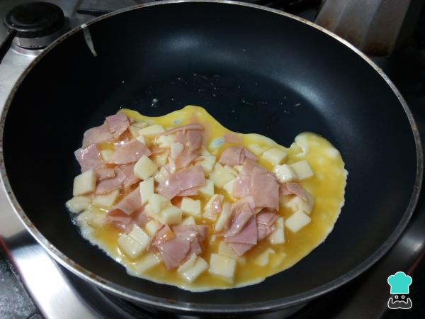 Receta de Tortilla de jamón y queso - Paso 4
