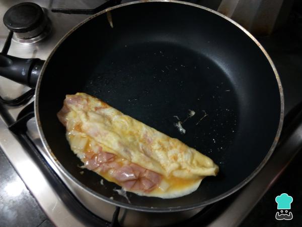 Receta de Tortilla de jamón y queso - Paso 5