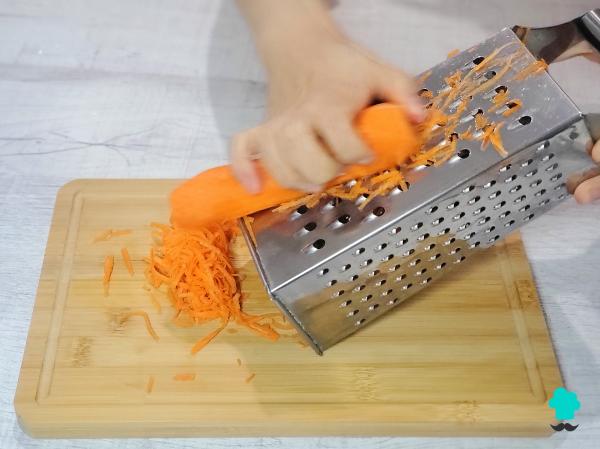 Receta de Tortitas de calabacín y zanahoria: una idea de cena fácil, sana y buenísima - Paso 2