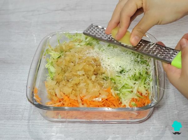 Receta de Tortitas de calabacín y zanahoria: una idea de cena fácil, sana y buenísima - Paso 3