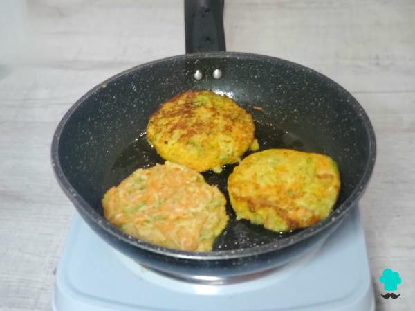 Receta de Tortitas de calabacín y zanahoria: una idea de cena fácil, sana y buenísima - Paso 7