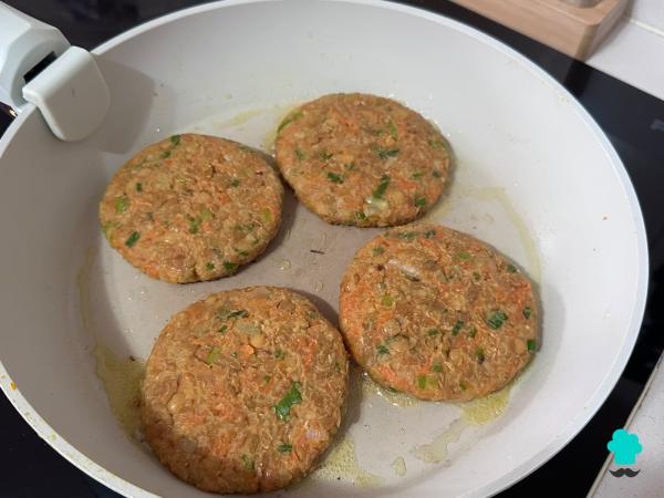 Receta de Hamburguesas de lentejas y zanahoria: una cena rica, económica y muy fácil con pocos ingredientes - Paso 7