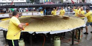 Así se preparará la tortilla más grande del mundo en Sanxenxo este fin de semana: 17.000 huevos, 2.000 kilos de patatas y una grúa de 75 toneladas para darle la vuelta
