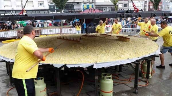 Sanxenxo preparará la tortilla más grande del mundo: 17.000 huevos, 2.000 kilos de patatas y una grúa de 75 toneladas para darle la vuelta