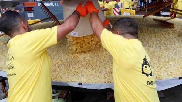 Sanxenxo preparará la tortilla más grande del mundo: 17.000 huevos, 2.000 kilos de patatas y una grúa de 75 toneladas para darle la vuelta - Una sartén de más de seis metros y 72 personas para cocinarla