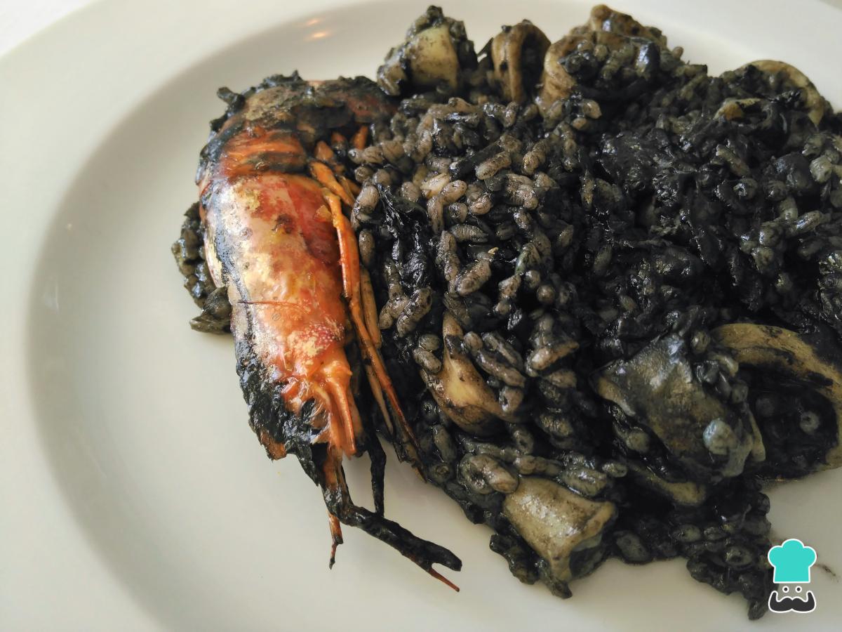 Receta de Arroz negro con chipirones y gambas