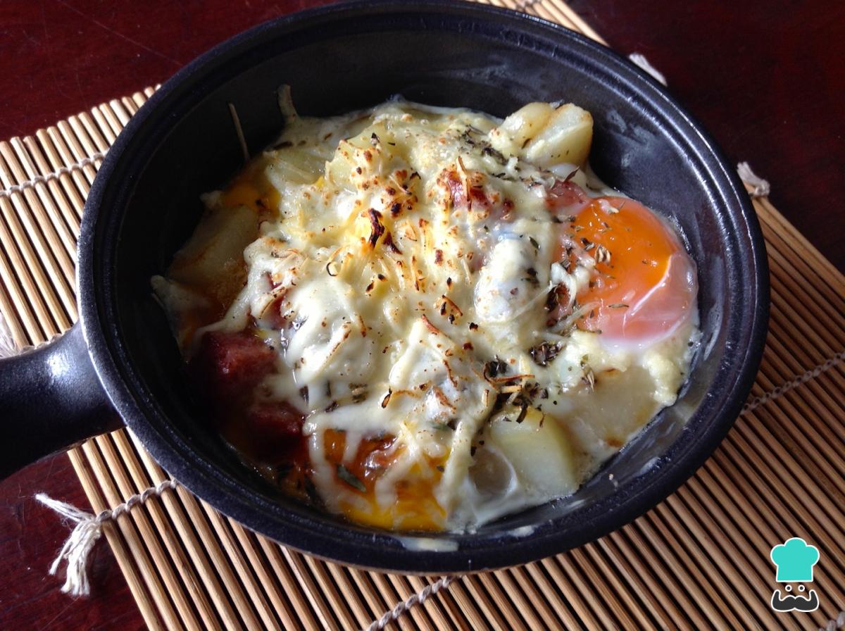 Receta de Huevos al horno con patatas y chorizo