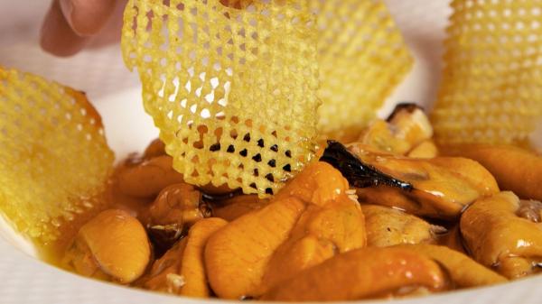 Jesús Sánchez, chef: “Los mejillones en lata con patatas están mucho más buenos con mayonesa, pimentón y un chorrito del escabeche” - Paso a paso: cómo montar estos mejillones en escabeche