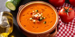 Las abuelas andaluzas y los chefs coinciden: “Un buen gazpacho no lleva nata, la clave está en el tomate y el aceite de oliva”