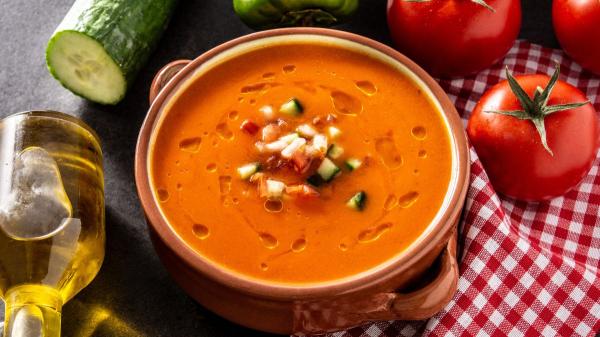 Las abuelas andaluzas y los chefs coinciden: “Un buen gazpacho no lleva nata, la clave está en el tomate y el aceite de oliva”