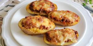 Receta de Patatas rellenas de carne de la abuela: el plato de toda la vida con un relleno jugoso y mucho queso gratinado