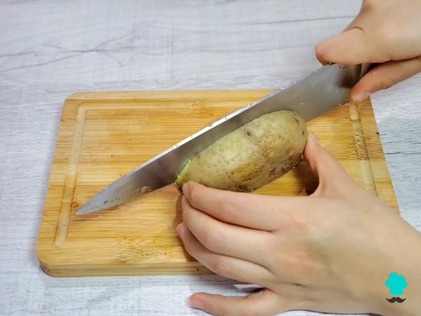 Receta de Patatas rellenas de carne de la abuela: el plato de toda la vida con un relleno jugoso y mucho queso gratinado - Paso 1