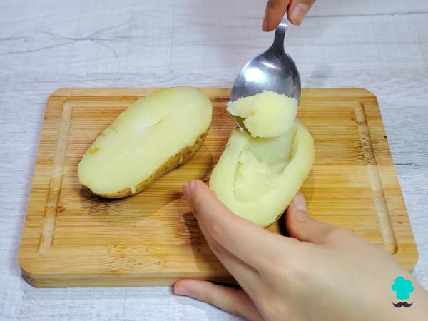 Receta de Patatas rellenas de carne de la abuela: el plato de toda la vida con un relleno jugoso y mucho queso gratinado - Paso 2
