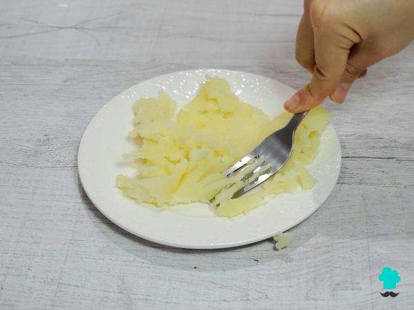 Receta de Patatas rellenas de carne de la abuela: el plato de toda la vida con un relleno jugoso y mucho queso gratinado - Paso 3