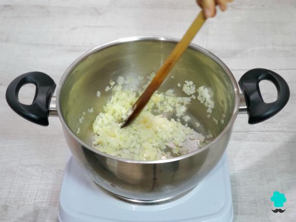 Receta de Patatas rellenas de carne de la abuela: el plato de toda la vida con un relleno jugoso y mucho queso gratinado - Paso 4