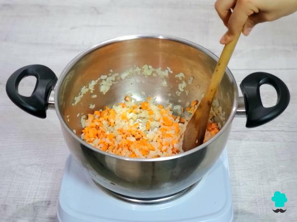 Receta de Patatas rellenas de carne de la abuela: el plato de toda la vida con un relleno jugoso y mucho queso gratinado - Paso 5