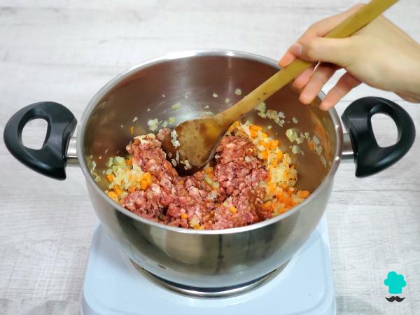 Receta de Patatas rellenas de carne de la abuela: el plato de toda la vida con un relleno jugoso y mucho queso gratinado - Paso 6