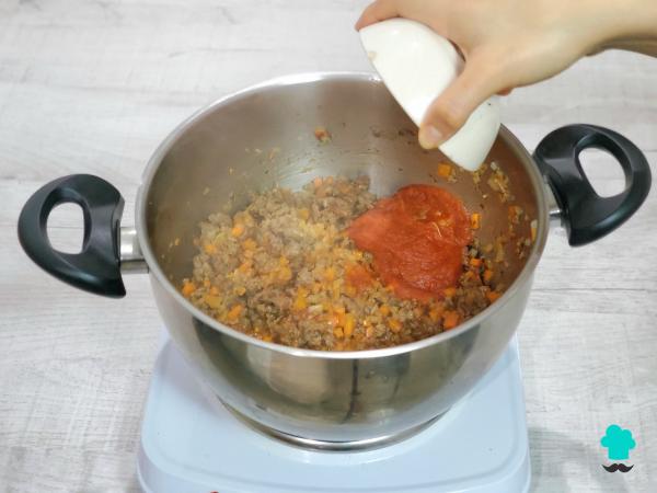 Receta de Patatas rellenas de carne de la abuela: el plato de toda la vida con un relleno jugoso y mucho queso gratinado - Paso 7
