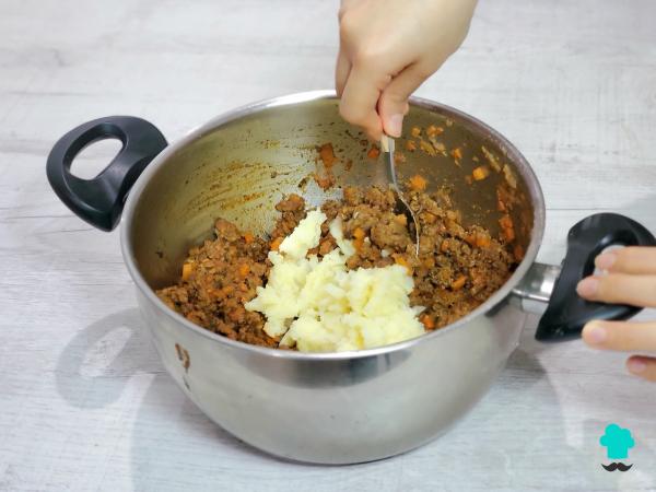 Receta de Patatas rellenas de carne de la abuela: el plato de toda la vida con un relleno jugoso y mucho queso gratinado - Paso 8