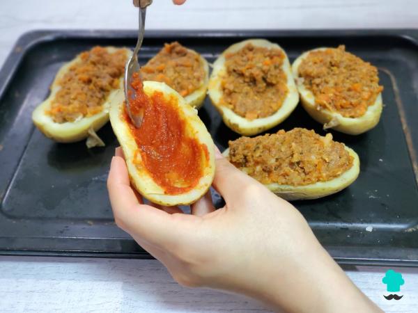 Receta de Patatas rellenas de carne de la abuela: el plato de toda la vida con un relleno jugoso y mucho queso gratinado - Paso 9