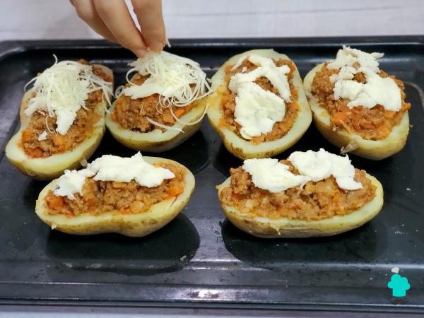 Receta de Patatas rellenas de carne de la abuela: el plato de toda la vida con un relleno jugoso y mucho queso gratinado - Paso 10