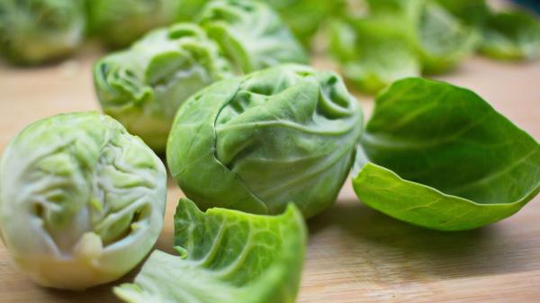 Los nutricionistas coinciden: estas son las 7 mejores verduras congeladas para regular el azúcar en sangre - Coles de Bruselas: una verdura congelada rica en fibra que queda mejor dorada