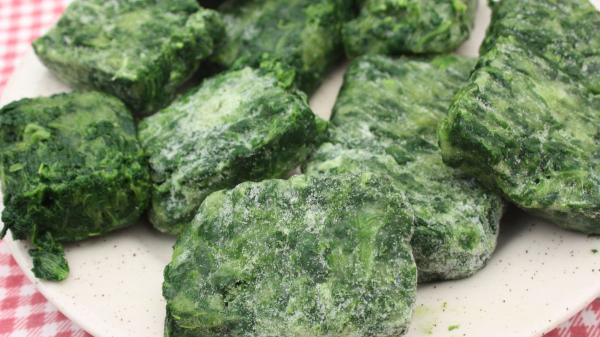 Los nutricionistas coinciden: estas son las 7 mejores verduras congeladas para regular el azúcar en sangre - Espinacas: una verdura rica en nutrientes para añadir a potajes, tortillas y cremas