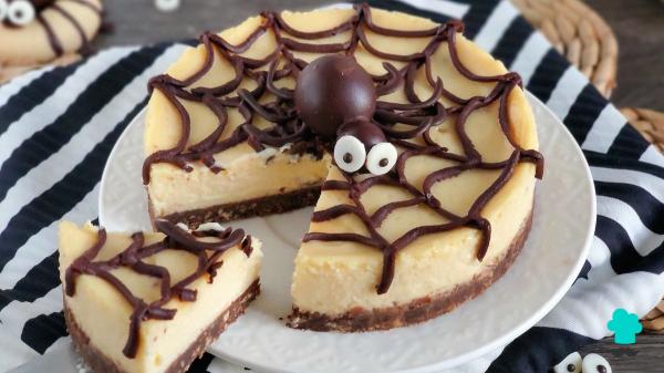 Receta de Tarta de queso con telaraña de chocolate: el postre de Halloween más original y fácil de hacer