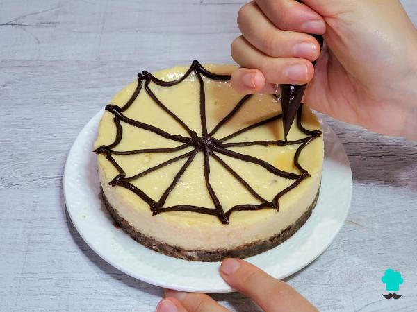 Receta de Tarta de queso con telaraña de chocolate: el postre de Halloween más original y fácil de hacer - Paso 9