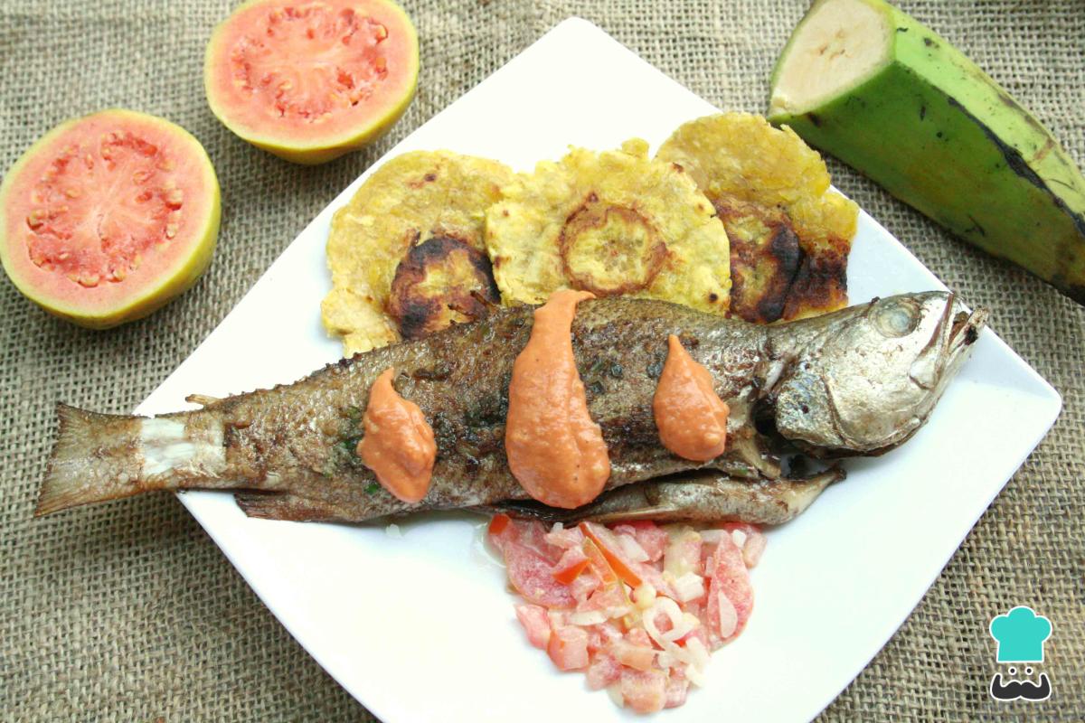Receta de Pescado frito con patacones y salsa