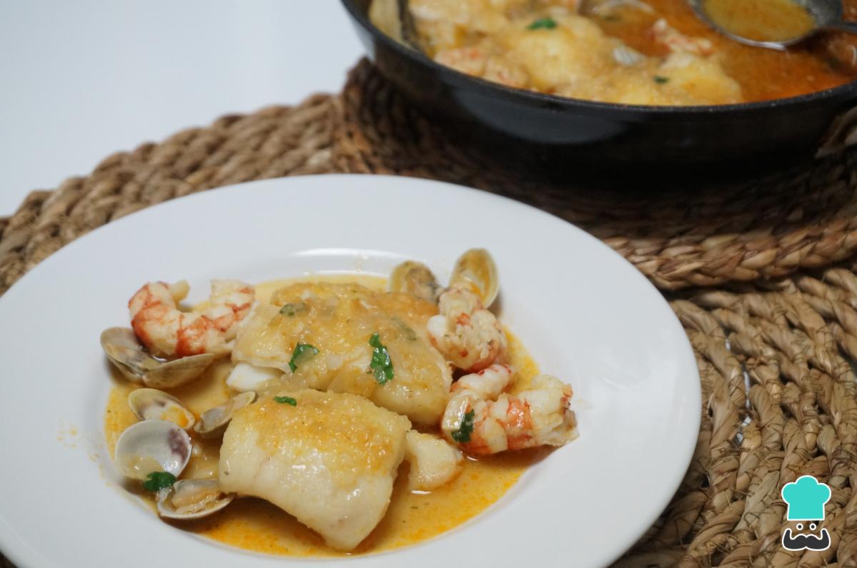 Receta de Merluza a la marinera con almejas y gambas