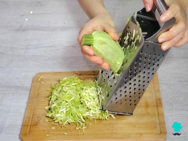 Receta de Tortilla de calabacín en freidora de aire: jugosa, ligera y sin apenas aceite - Paso 1
