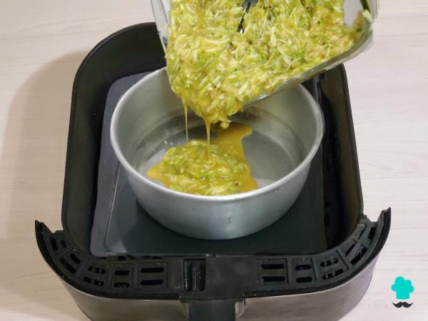 Receta de Tortilla de calabacín en freidora de aire: jugosa, ligera y sin apenas aceite - Paso 6