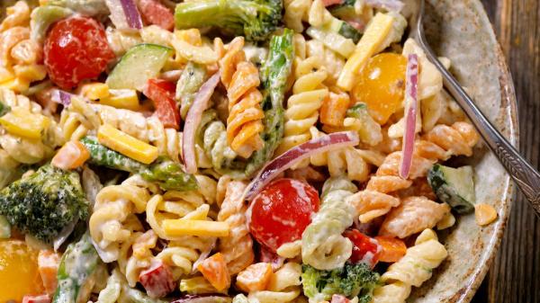 Alberto Ugarte, nutricionista: “La cena más rápida y saludable no es la ensalada de toda la vida sino esta receta con pasta crujiente, verduras y parmesano” - Una receta sencilla que suma verduras, fibra y proteínas en un solo plato
