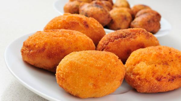 Alfonsa, cocinera: “Para que las croquetas no se rompan al freírlas, no las pases por harina, rebózalas dos veces en huevo y pan rallado” - Alfonsa aprovecha las sobras con un sencillo truco en el rebozado