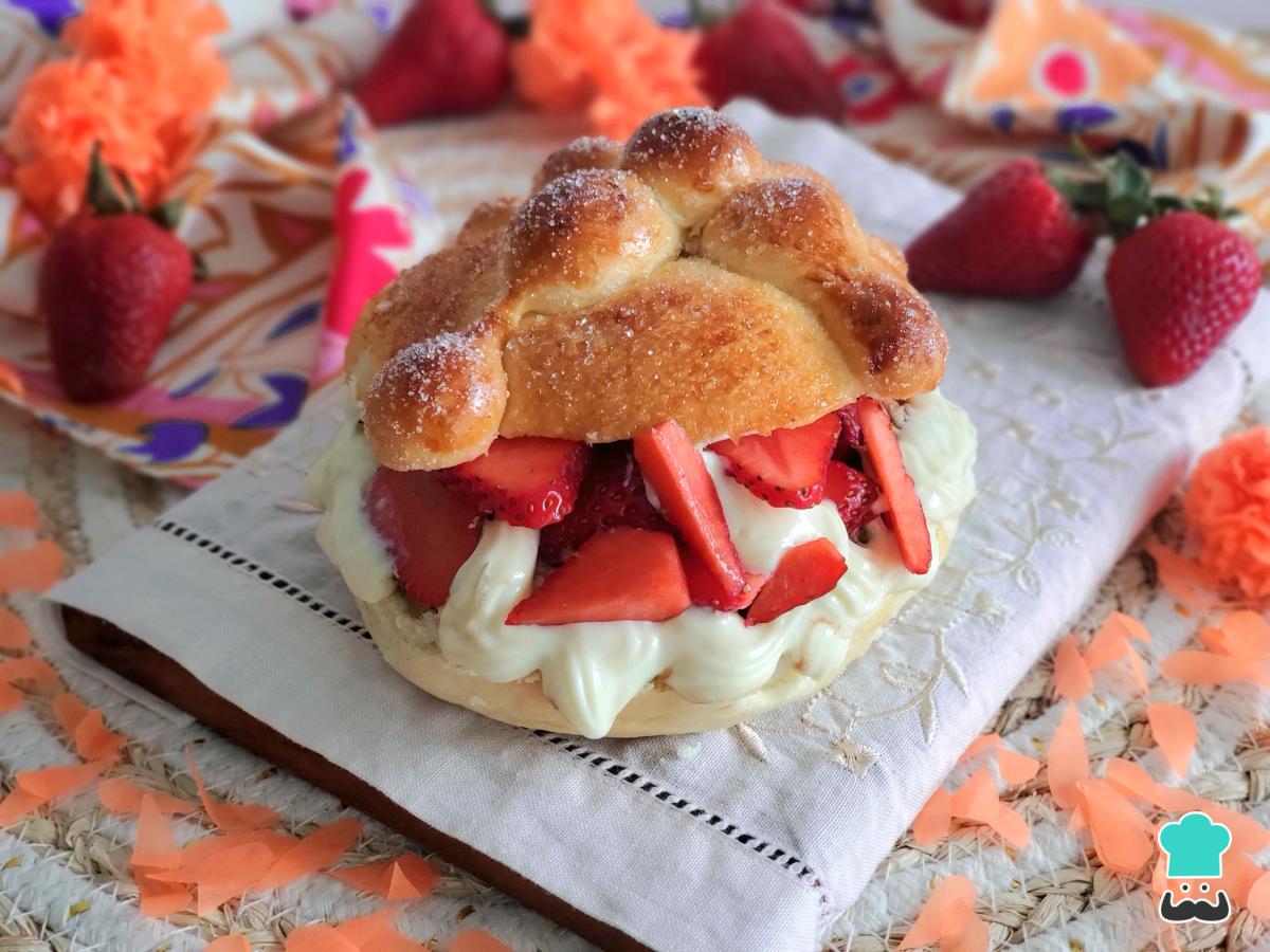Receta de Pan de muerto relleno de fresas con crema