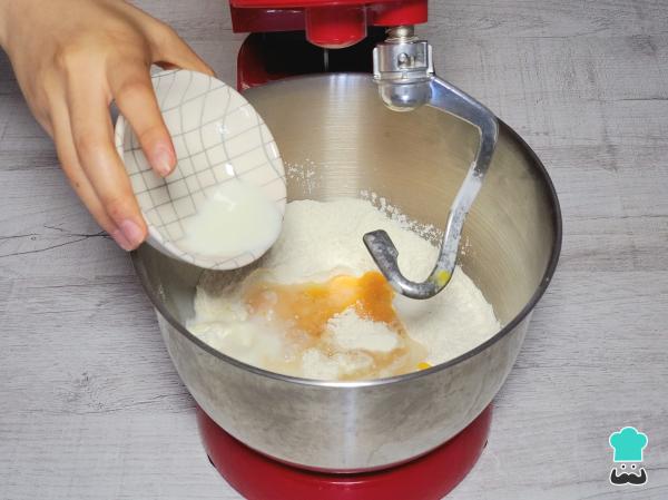 Receta de Pan de muerto relleno de fresas con crema - Paso 1