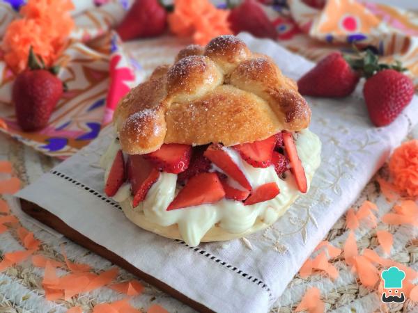 Receta de Pan de muerto relleno de fresas con crema - Paso 11