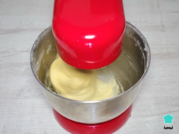 Receta de Pan de muerto relleno de fresas con crema - Paso 2