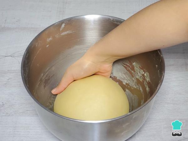 Receta de Pan de muerto relleno de fresas con crema - Paso 3