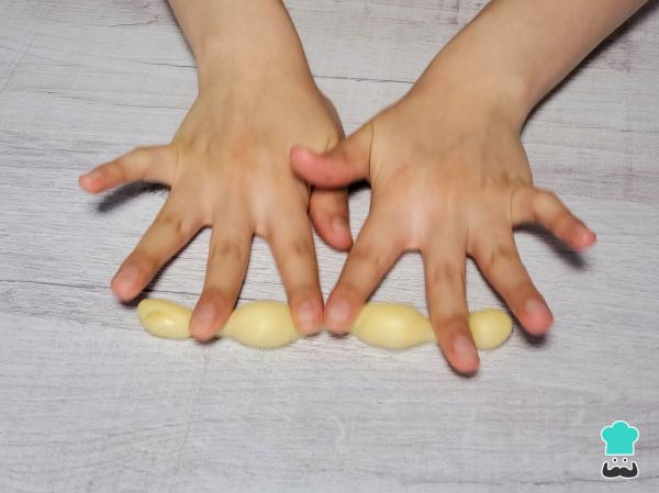 Receta de Pan de muerto relleno de fresas con crema - Paso 4